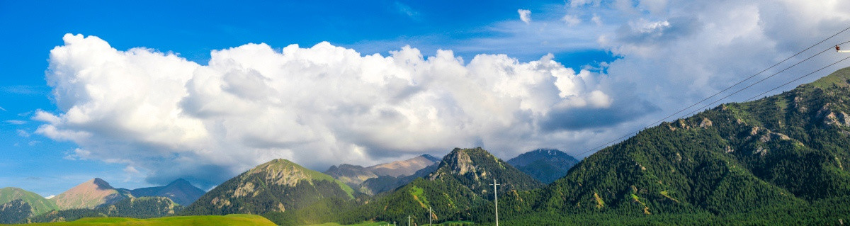 天山山脉蓝天白云全景图