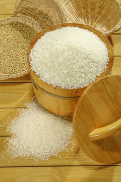 大米 稻谷 米桶