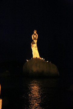 渔女雕像夜景