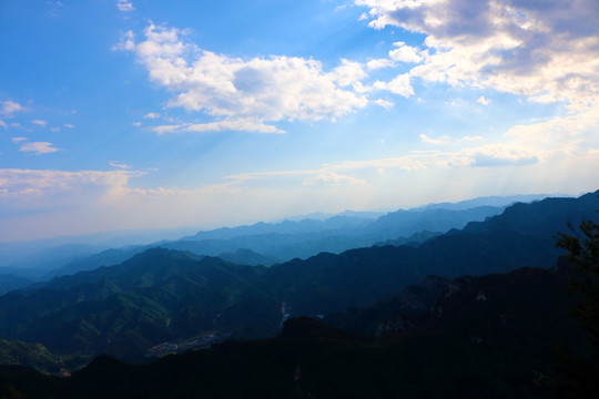 群山 蓝天