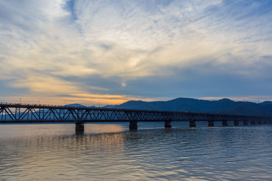 夕阳下的钱塘江大桥