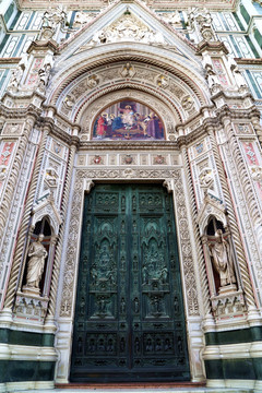 教堂 正门 造型 雕刻 绘画