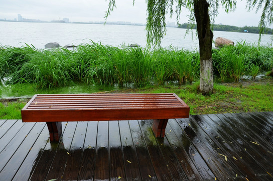湖边的休闲长椅