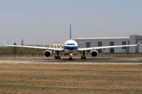 南航A330飞机正面