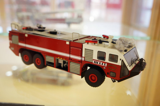 红色消防车模型