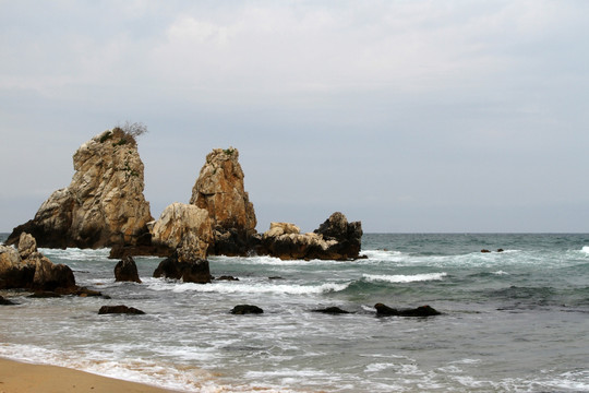 韩国东海烛台岩海滩