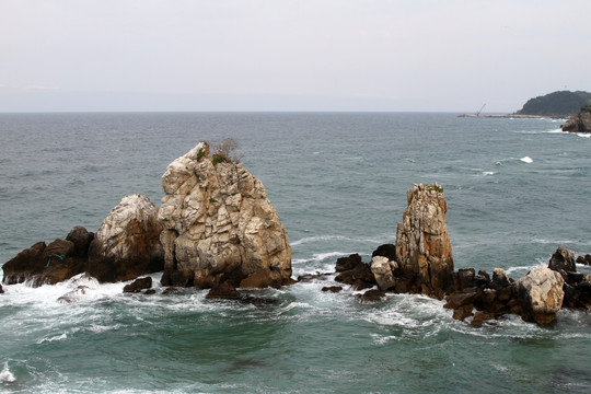 韩国东海烛台岩海滩