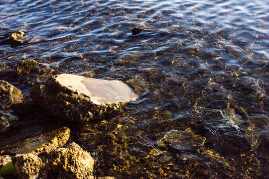 湖边石头
