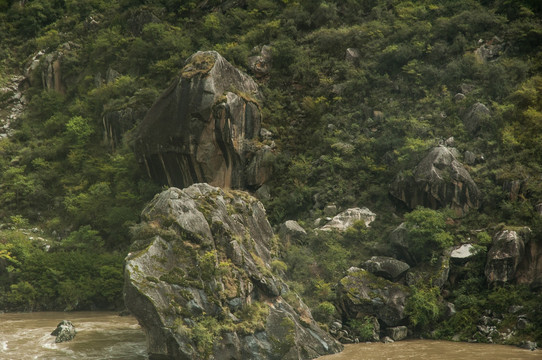 河边的巨石