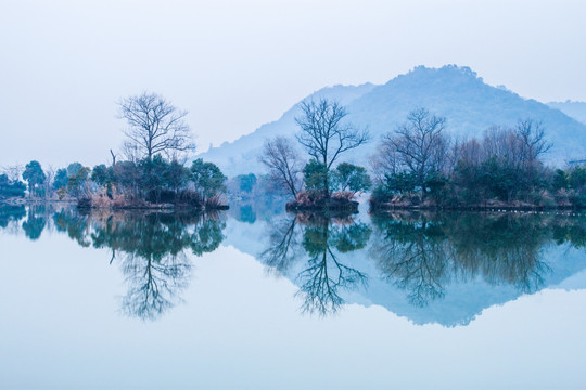 水墨山水湖泊对称倒影