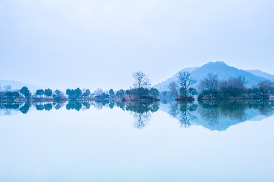 水墨山水湖泊对称倒影