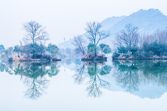 湖泊倒影水墨山水