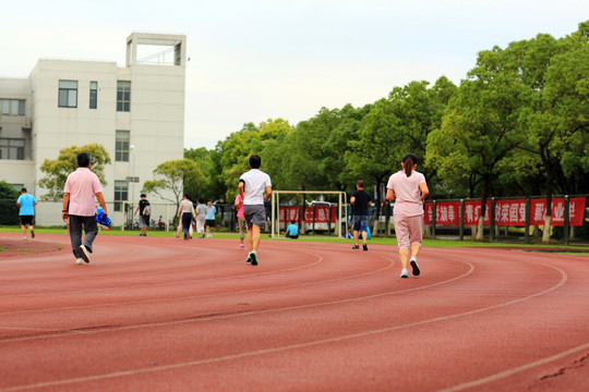 学生慢跑背影