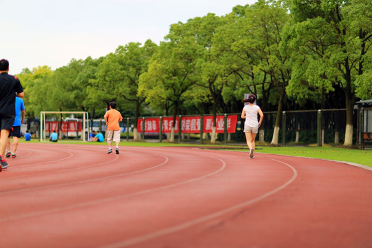 学生慢跑背影