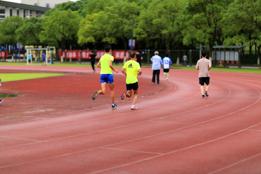 学生慢跑背影