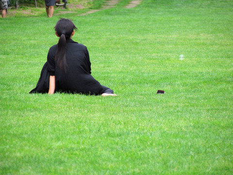 草地上的女孩