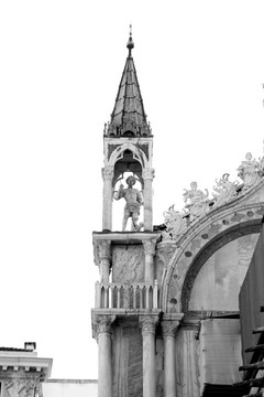 教堂 尖角 钟楼 雕塑