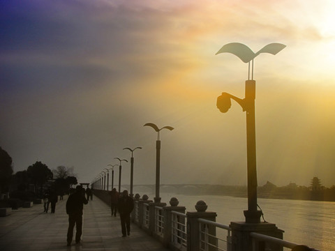 长沙湘江堤上的路灯