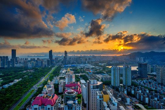 夕阳下的深圳西部城区