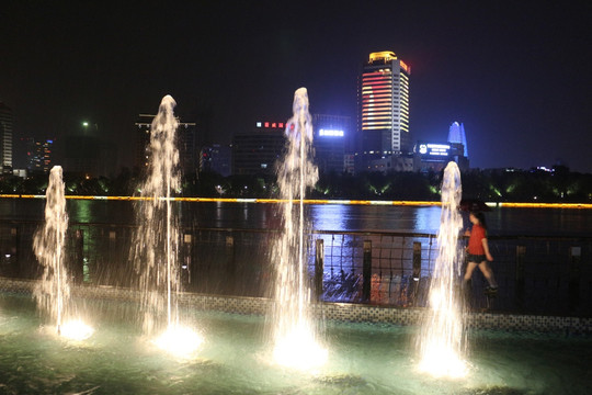 都市夜景喷泉