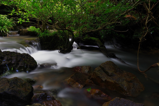 小溪流水