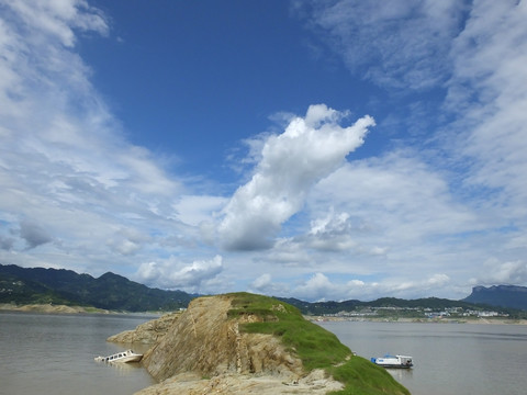 三峡水库雨后初晴云彩绚丽