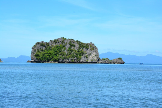 丹绒鲁海滩蓝天