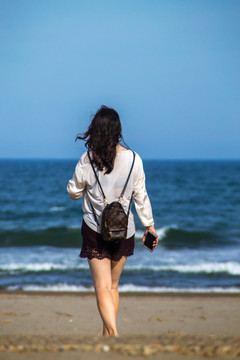 海滨漫步 女人背影