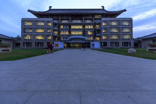 北京大学图书馆新馆东楼正面夜景