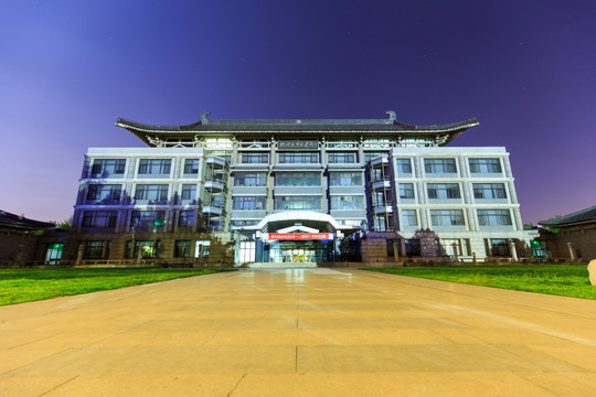 北京大学图书馆新馆东楼正面夜景