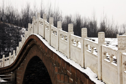 雪后 石拱桥