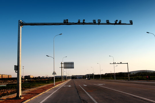 红绿灯 公路 蓝天 十字路口