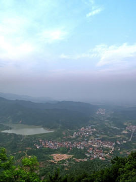 金华山下吴水库放生塘村