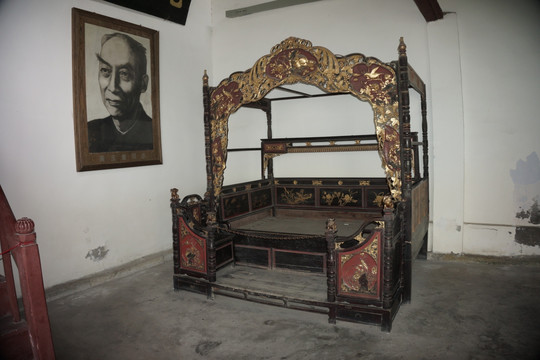 吴玉章故居的老式床
