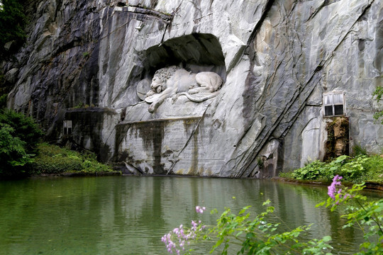 石雕 崖壁 垂死狮子像