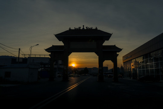 夕阳古典大门
