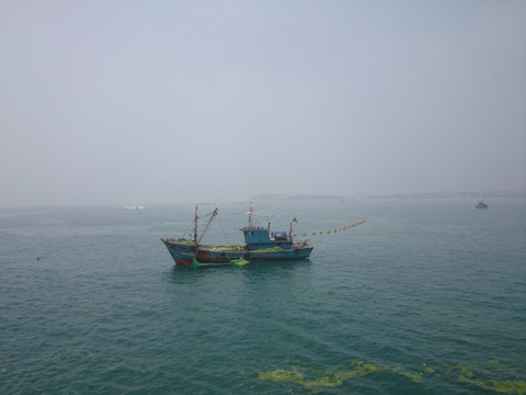 青岛海中渔船