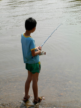小朋友钓鱼