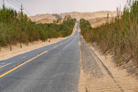 新疆轮台沙漠公路