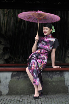 撑着伞的旗袍装女人