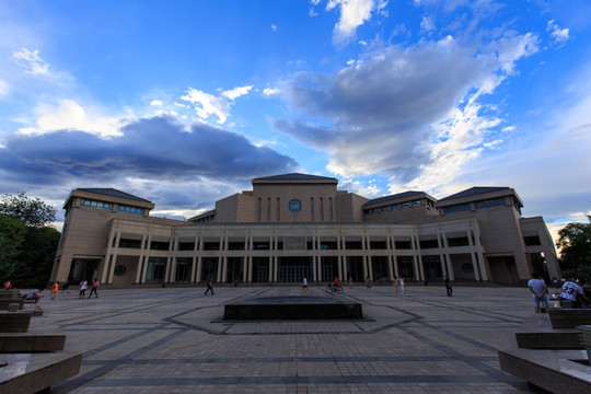 北京大学校园风光百周年纪念讲堂