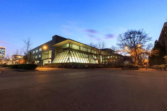 北京大学校园农园食堂餐厅夜景