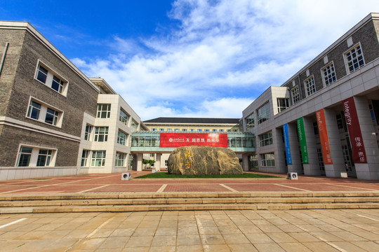 北京大学光华管理学院外景敢当石