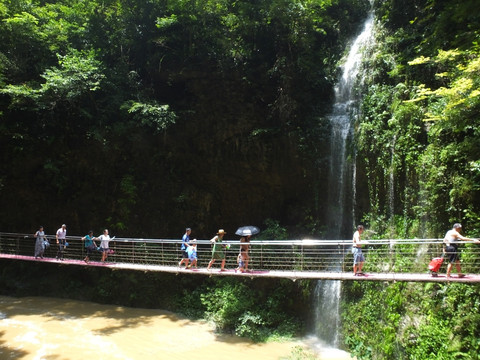 旅游三峡大瀑布