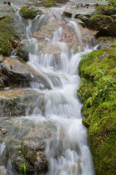 小河流水