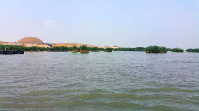 湿地湖水