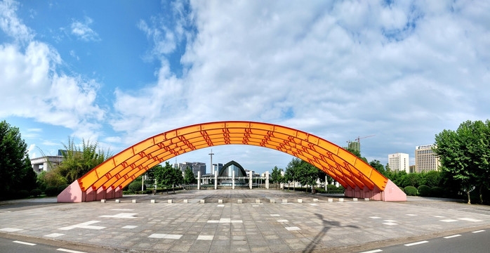 金华施光南音乐广场橙色拱门全景
