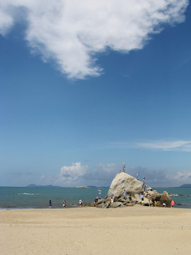 阳江沙扒湾的天空与巨石