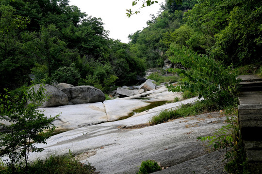 山涧岩石