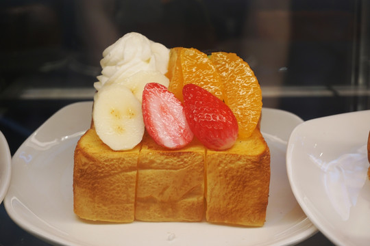 水果冰淇淋甜蜜面包